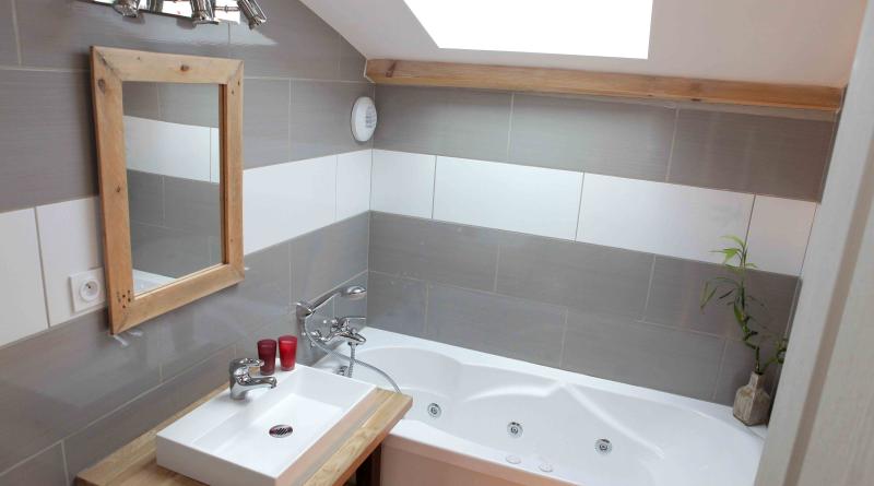Salle de bains avec baignoire balnéo