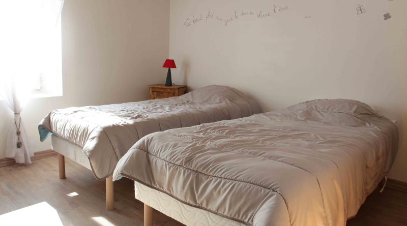 Chambre avec deux lit en 90