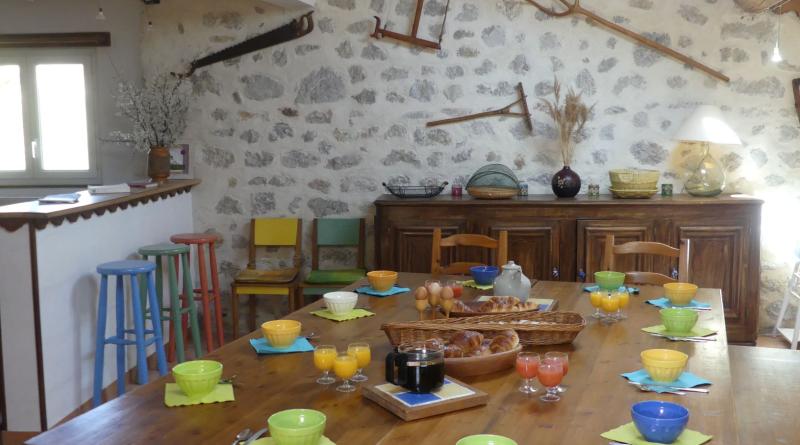 Salle à manger conviviale.