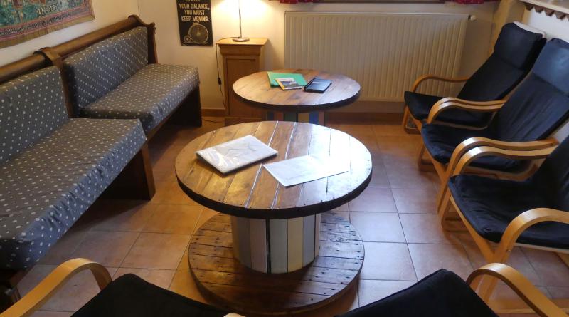 Le salon pour se retrouver à l'apéro ou jouer ensemble à des jeux de société....