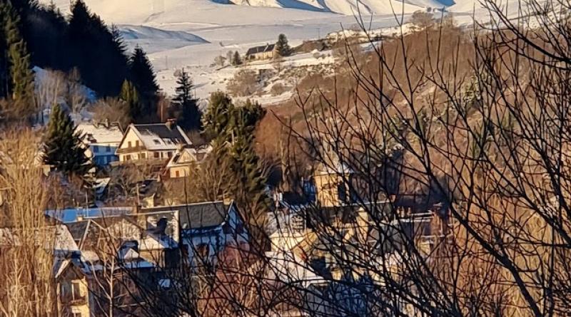 Vue de la terrasse sur Besse et sur le Sancy avec la Neige