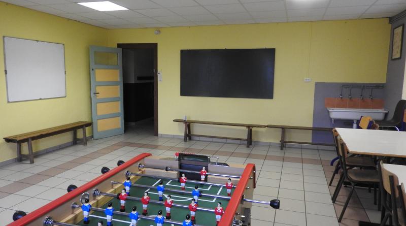 petite salle avec babyfoot et pingpong