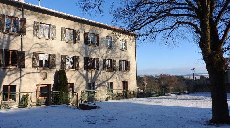 sous la neige _(à mètres d'altitude