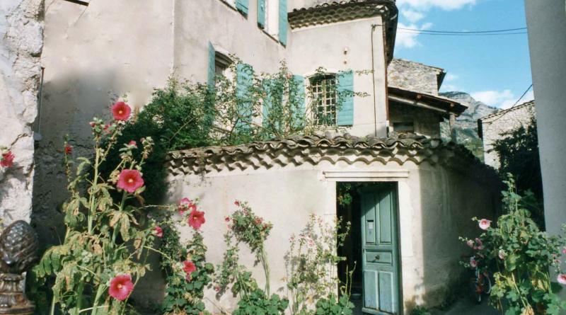 Entrée gîte côté courette et cuisine