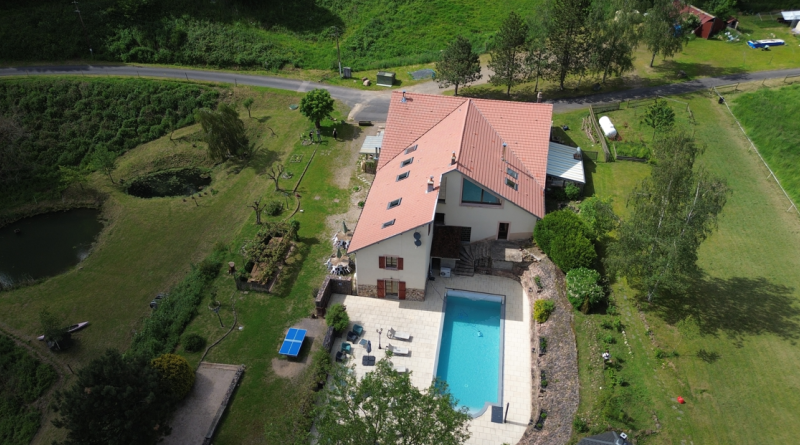 Gite vue du ciel avec piscine