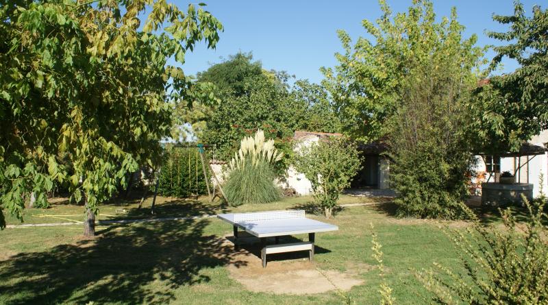 Grand jardin clos ombragé avec table de ping-pong et balançoire