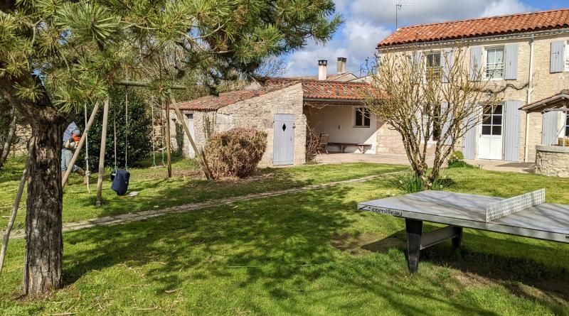 La Fermette avec son patio et son jardin clos aménagé
