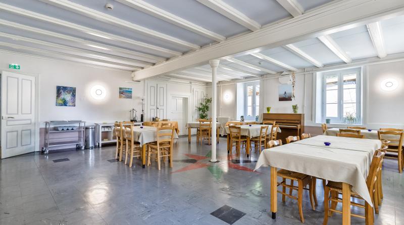 grande salle à manger pour repas de fête