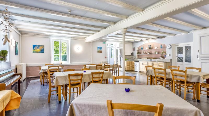 salle à manger ouverte sur la terrasse