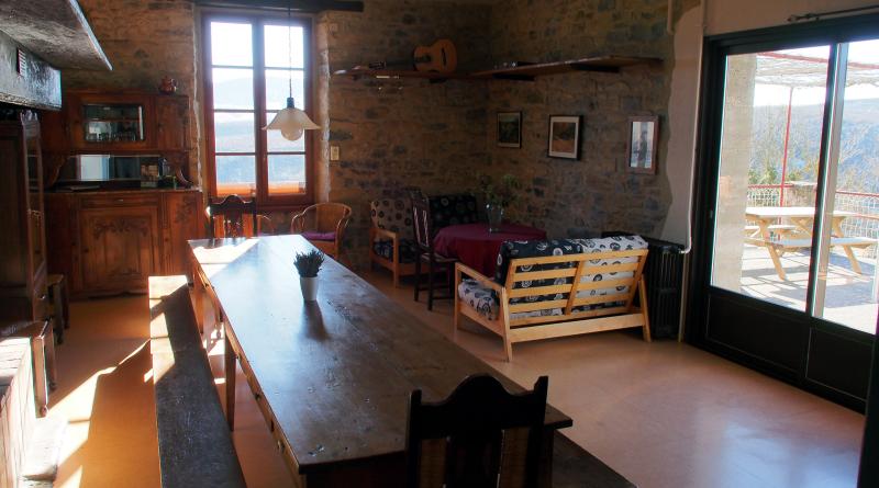 Séjour avec chéminé et sa grande table