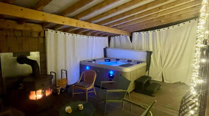Véranda avec jacuzzi et poêle à bois 