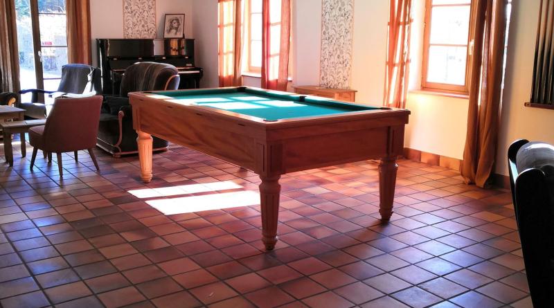 Salon avec billard et piano