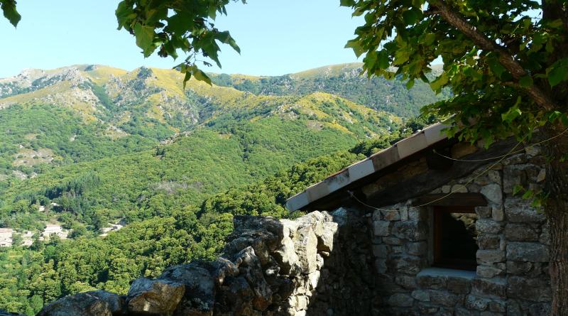 terrasse panoramique vue sur le massif du Tanargue