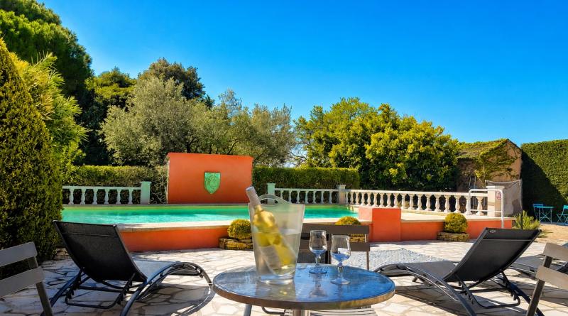 Mas Séquana Apéritif au bord de la piscine grand gite en Provence