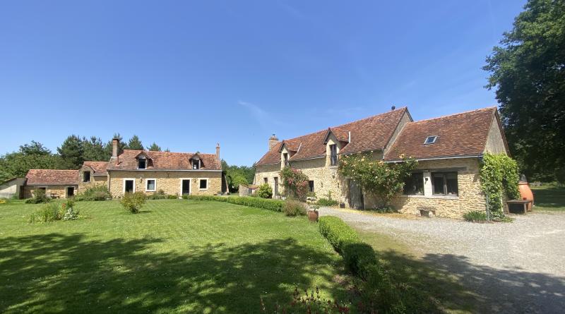 le grand gite et la maison avec jardin fleuri à l'ombre de grands chênes centenaires
