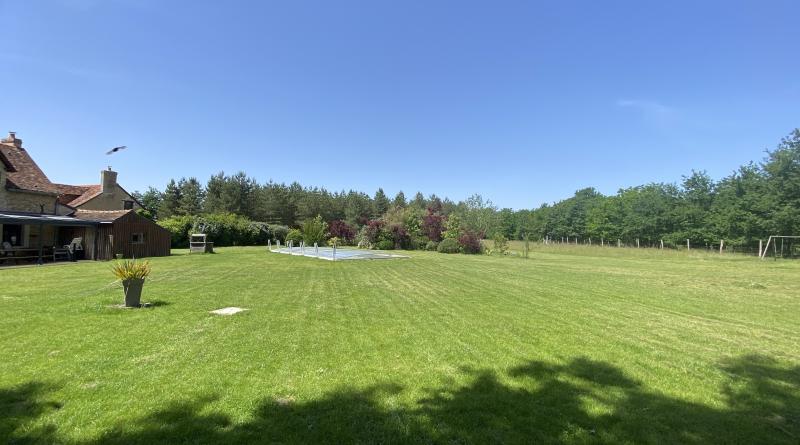 le grand jardin de la Petite richardiere avec la piscine abritée