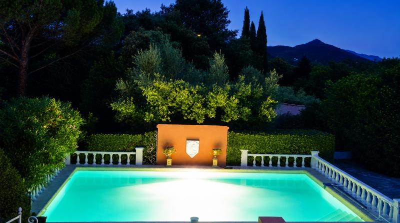 Mas Séquana piscine privée by night