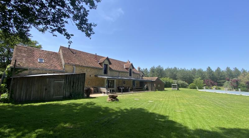 la terrasse de la Petite Richardière avec pergola table et jeu de flechette