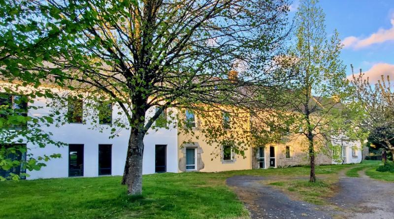 Le grand gîte est en façade blanche