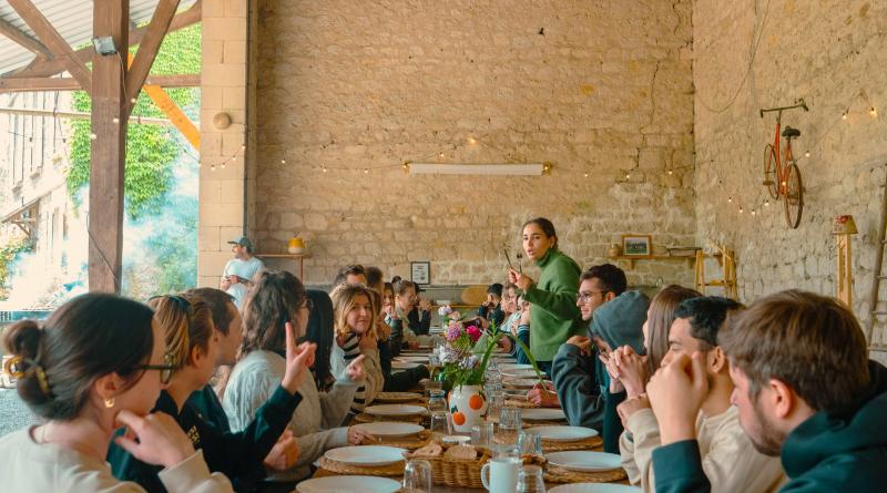 Repas sous la grange en été