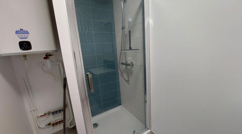 DOUCHE DANS SALLE DE BAIN
