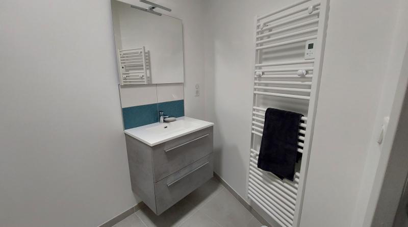 MEUBLE VASQUE DANS SALLE DE BAIN