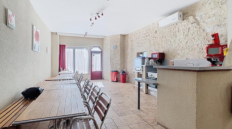 salle avec coin cuisine