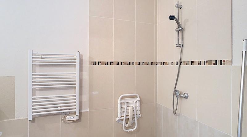 salle de bain chambre PMR