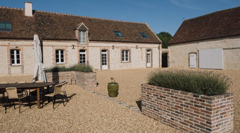 Cour intérieure avec salon de jardin et BBQ-brasero