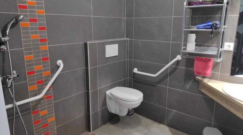 Salle d'eau au rez de chaussée accessible pmr
