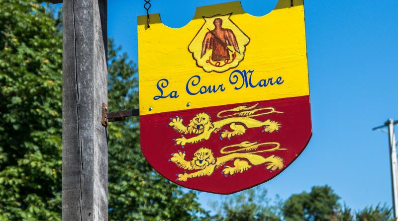 blason de La Cour Mare à l'entréé
