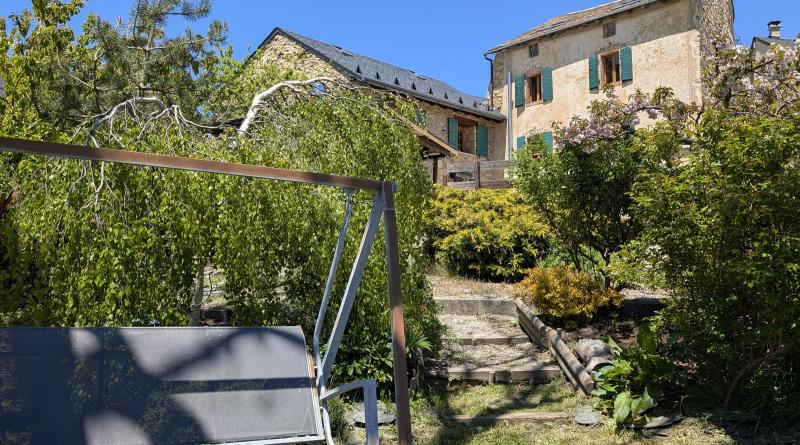 La Ferme des Astres vue depuis le jardin l'été