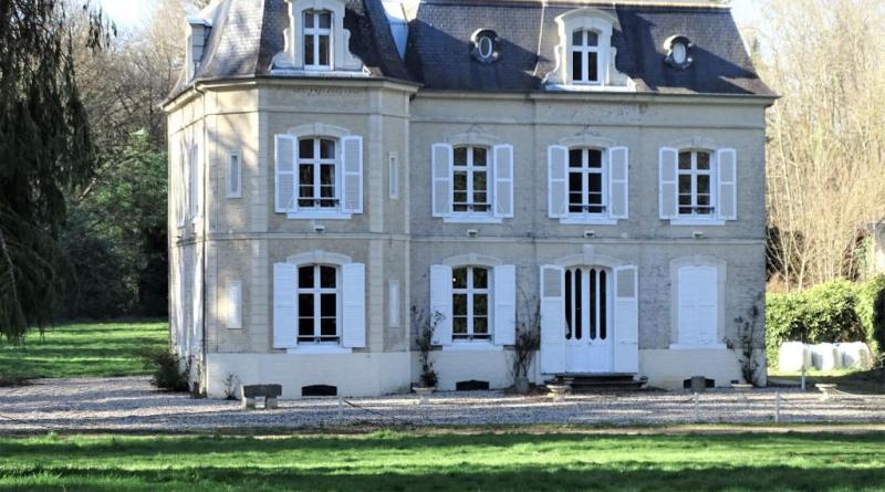facade - chateau de mons boubert